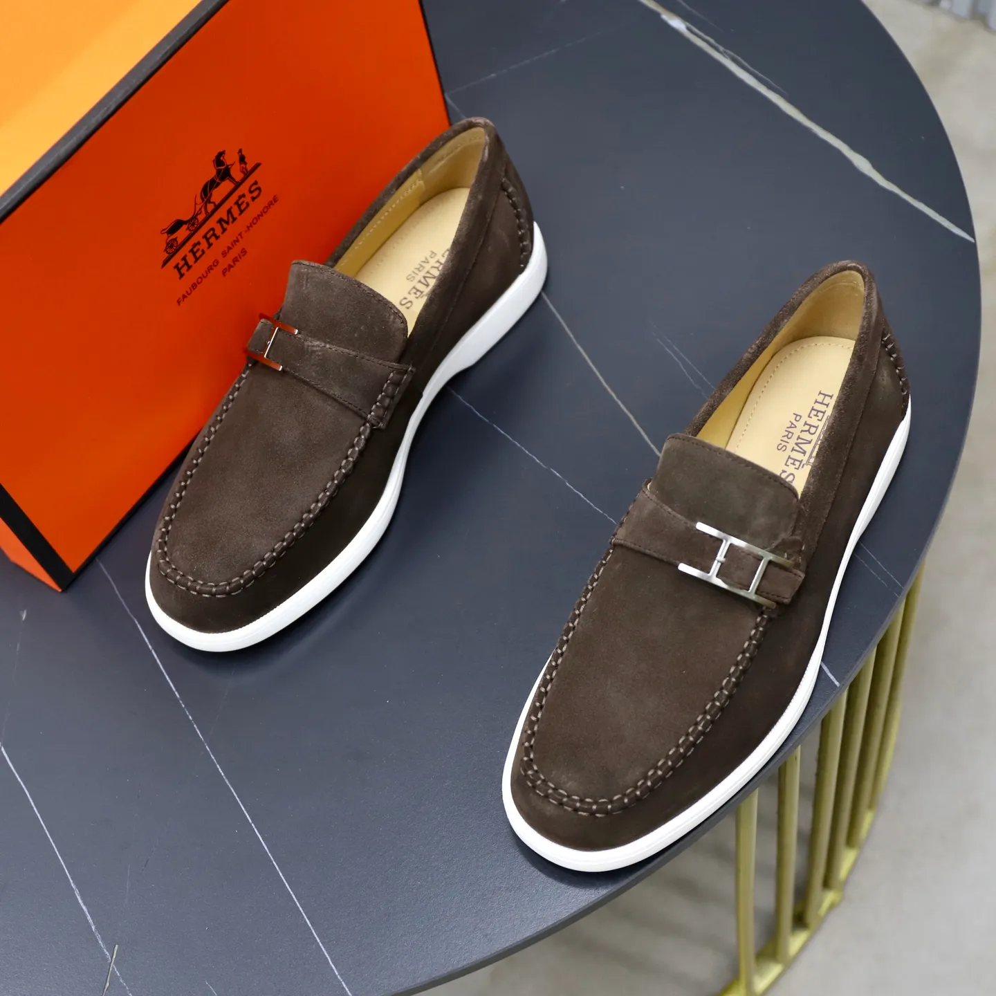 Ex-factory price: 540💰Hermès/Hermès slip-on men's shoes. This shoe is made of imported cow suede leather, with simple and smooth lines, and a 3CM rubber foam ultra-light sole combined with aerodynamic design! Youthful and fashionable, H button decoration, contrasting leather embellishment on the heel, calf lining to gently wrap your feet, with embossed logo cowhide feet, leather rock strips, casual and urban style, highlighting youthful vitality, sports and leisure version, super versatile Size number: 38-39-40-41-42-43-44 Standard leather shoe size (45 can be customized but does not support returns)
